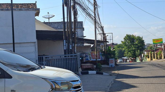 SEMRAWUT-Pemerintah Kota Jambi mencatat banyak kabel utilitas yang semrawut dan menjuntai di sejumlah ruas jalan di Kota Jambi. 