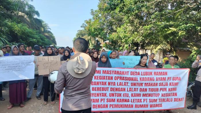 MINTA DITUTUP-Ratusan warga Desa Lubuk Raman, Muaro Jambi, menuntut penutupan permanen kandang ayam PT SUM karena diduga menyebabkan wabah lalat dan gangguan kesehatan warga.