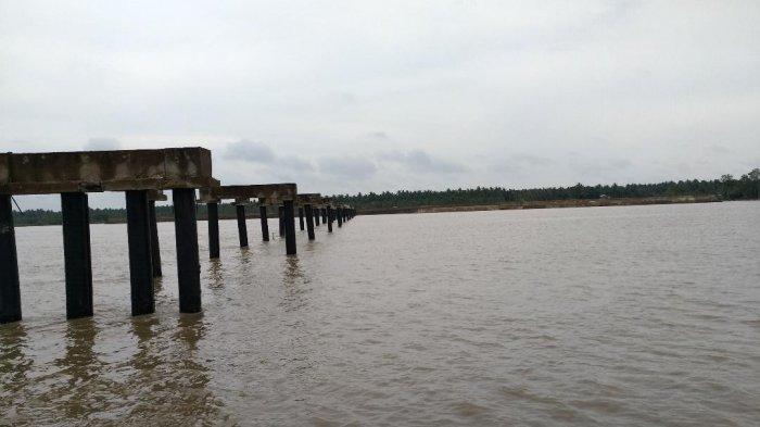 PROYEK DI JAMBI - Tiang pancang Pelabuhan Ujung Jabung di Kabupaten Tanjung Jabung Timur. Pembangunan saat ini belum berlanjut.