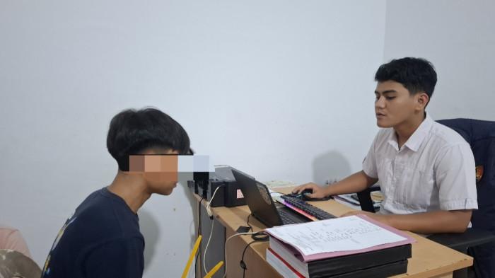 DITANGKAP - Pelaku penyiraman air keras di Sagulung, AG (28) saat dimintai keterangan di ruang subnit II Polsek Sagulung, Batam, Kepulauan Riau