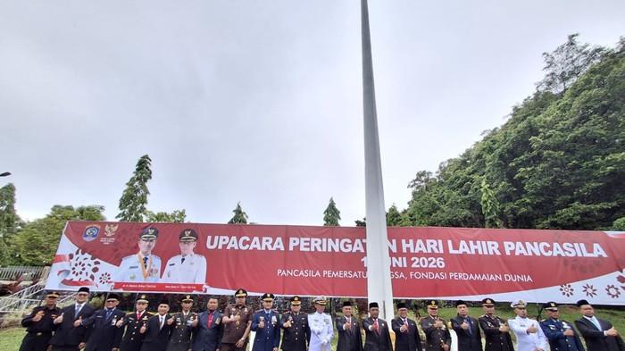 Plt Wali Kota Tarakan, Ibnu Saud, berfoto bersama dengan unsur Forkopimda serta peserta upacara