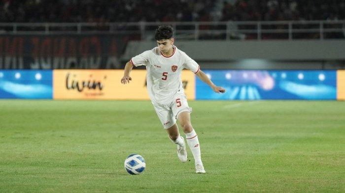Pesepak bola Timnas Indonesia, Mathew Baker melepaslan umpan dalam pertandingan Timnas Indonesia vs Australia pada ajang ASEAN U-16 (Piala AFF) Boys Championship 2024 babak semifinal di Stadion Manahan, Solo, Senin (1/7/2024) malam.