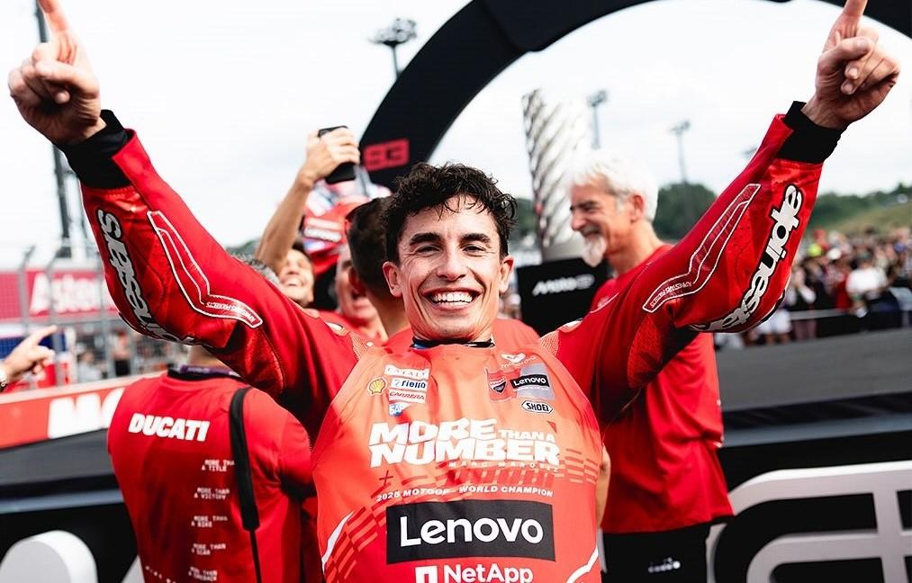 MARC MARQUEZ DAN MANDALIKA - Marc Marquez mengangkat tangan penuh kemenangan usai mengunci gelar juara dunia MotoGP 2025 bersama tim Ducati Lenovo. Momen ini menjadi awal dari sambutan hangat di Indonesia, sebelum ia ditantang menaklukkan Sirkuit Mandalika yang belum pernah ia taklukkan.