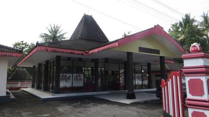 WISATA WONOGIRI - Museum Wayang Wonogiri memiliki sejumlah koleksi wayang menarik, salah satunya adalah wayang yang dibuat pada tahun 1716. Museum Wayang ini cocok untuk wisata edukatif bersama anak.