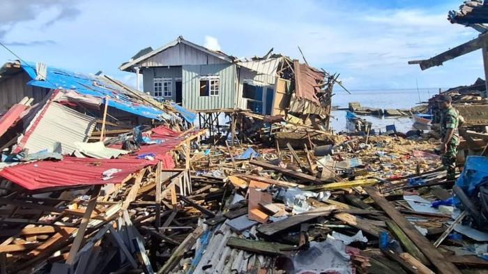 kerusakan akibat ledakan bom di Kampung Yenures