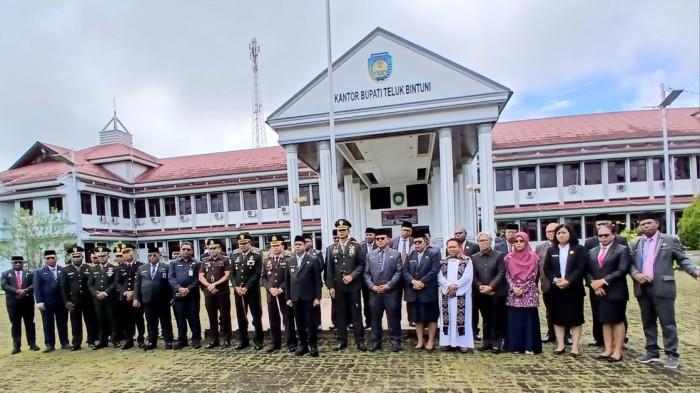 Momen Bupati Teluk Bintuni, Yohanis Manibuy bersama pejabat daerah dan unsur Forkopimda usai Upacara Hari Lahir Pancasila 2026 di Teluk Bintuni, Senin (1/6/2026)