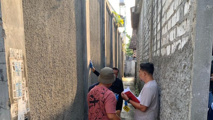 OLAH TKP - Polisi melakukan Olah Tempat Kejadian Perkara (TKP) penemuan bayi dalam kantong belanja di sebuah gang Desa Growong Kidul, Kecamatan Juwana, Kabupaten Pati, Senin (1/6/2026). 