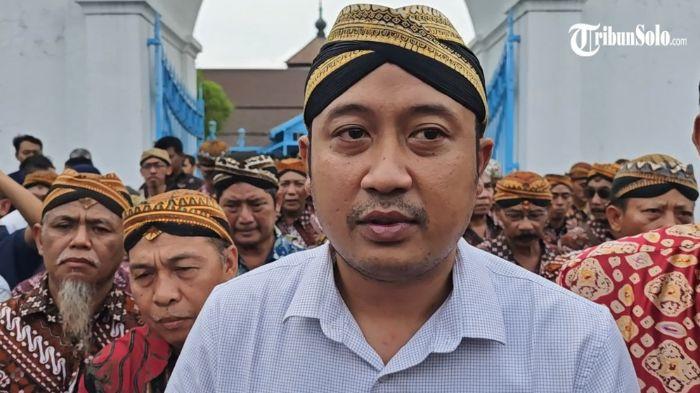 PEWARIS TAHTA - Pakubuwono XIV Hangabehi saat ditemui belum lama ini. Lembaga Dewan Adat (LDA) Keraton Surakarta Hadiningrat mulai secara terbuka mengumumkan Pakubuwono XIV Hangabehi sebagai pewaris takhta Keraton Kasunanan Surakarta.