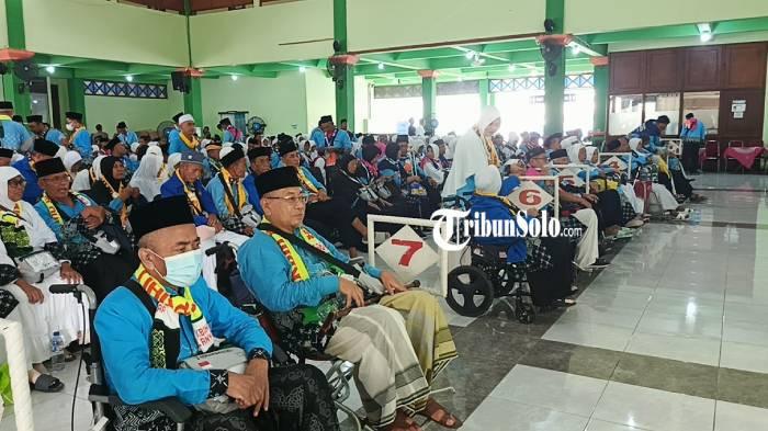 PULANG - Ilustrasi jemaah haji. Kepulangan jemaah haji Embarkasi Solo dari Tanah Suci akan mulai berlangsung pada Selasa (2/6/2026). Kloter pertama yang membawa jemaah haji asal Kabupaten Tegal dijadwalkan tiba di Bandara Adi Soemarmo Solo pada malam hari.