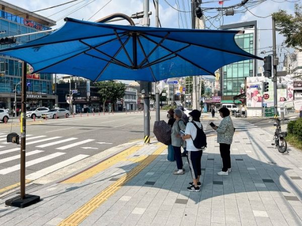 A shade canopy on the side of the street in Seoul City, South Korea. Photo from Instagram/@modacitylife