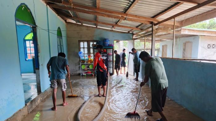 BANJIR DAN LONGSOR - Petugas BPBD Nunukan bersama warga melakukan pembersihan lumpur dan pemantauan lokasi banjir serta tanah longsor di Kelurahan Tanjung Harapan, Kecamatan Nunukan Selatan, Senin (1/6/2026). Lebih dari 20 rumah terdampak banjir akibat luapan sungai setelah hujan deras mengguyur wilayah tersebut sejak malam hari