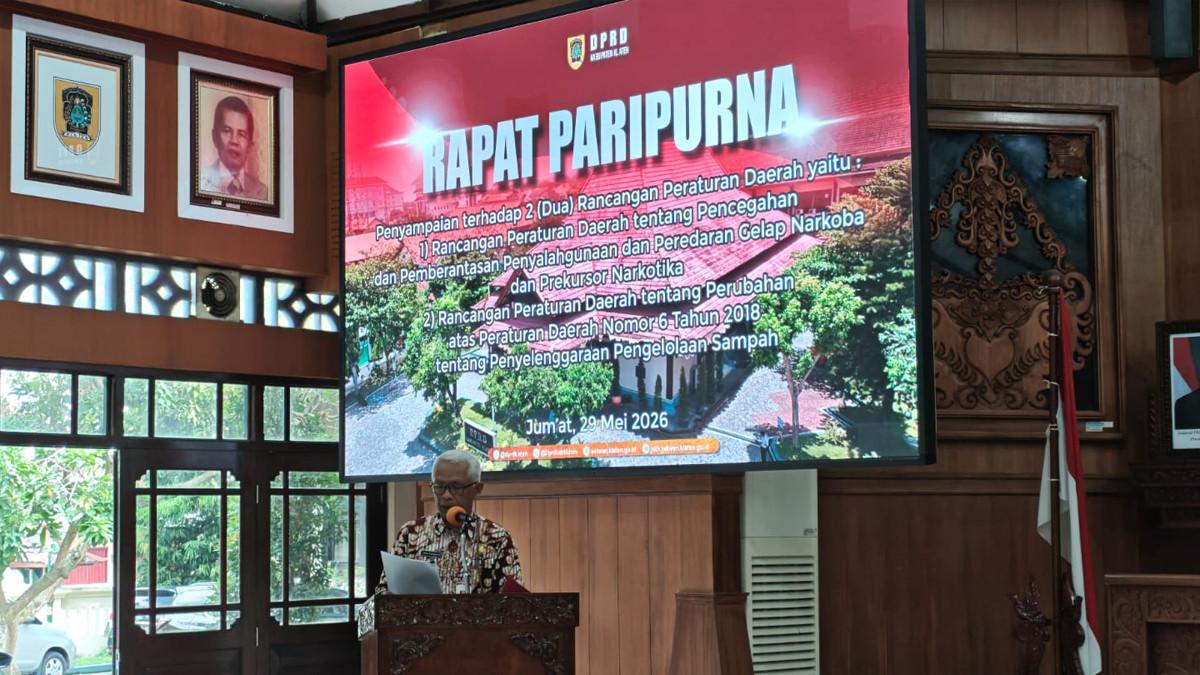 DPRD KLATEN - Pj Sekda Klaten Jaka Purwanto membacakan penjelasan Bupati Klaten terkait usulan Raperda Pencegahan dan Pemberantasan Penyalahgunaan serta Peredaran Gelap Narkotika dalam Rapat Paripurna DPRD Kabupaten Klaten, Jumat (29/5/2026).
