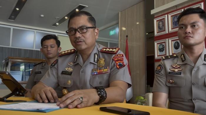 BERI KETERANGAN - Kabid Humas Polda Jawa Tengah, Kombes Pol Artanto memberikan keterangan terkait pemeriksaan seorang perempuan berinisial L dalam kasus viral “lomba komentar rasis”, saat ditemui di Mapolda Jateng, Semarang, Senin (18/5/2026) sore. Dia menjelaskan Direktorat Siber Polda Jateng tengah mendalami isi konten, narasi, serta motif unggahan yang sempat memicu kecaman publik tersebut.