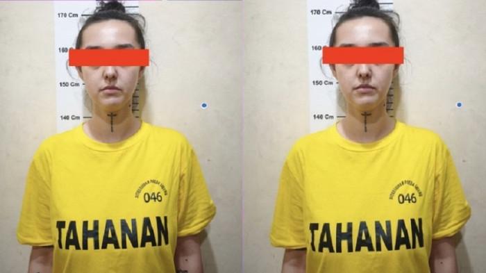 TERSANGKA - Foto seorang perempuan mantan artis berinisial F yang ditetapkan sebagai tersangka dalam kasus penipuan daring bermodus pig butchering dan love scamming ditampilkan saat gelar perkara di Gedung Borobudur Polda Jawa Tengah, Kota Semarang, Senin (1/6/2026). F diduga berperan sebagai model, melakukan video call dengan korban warga negara Amerika Serikat untuk memperkuat hubungan emosional dan meyakinkan mereka agar menanamkan dana pada investasi kripto palsu yang dijalankan jaringan pelaku.