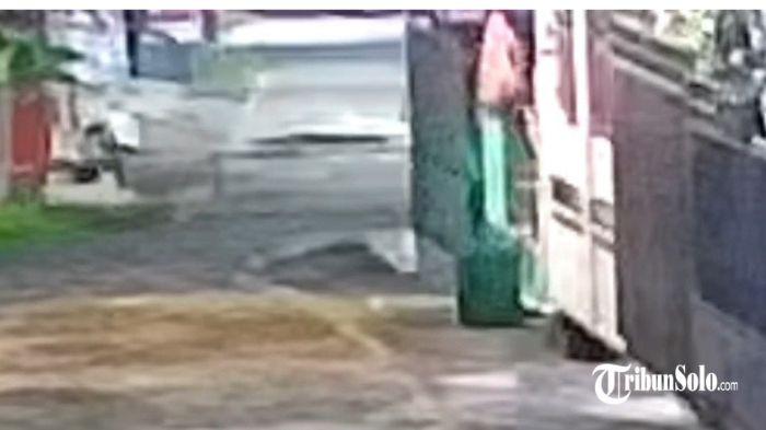 TELANJANG - Tangkapan layar rekaman CCTV teror pria tak berbusana di Perum Merah Putih, Senin (25/5/2026) malam. Aksi tak wajar tersebut membuat warga melapor ke pihak kepolisian.