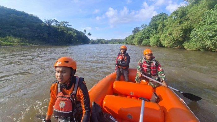 PENCARIAN ORANG HANYUT- Petugas gabungan melakukan pencarian terhadap Sutrisno (58) yang hanyut terseret arus Sungai Batanghari, Kabupaten Solok Selatan, Minggu (31/5/2026).