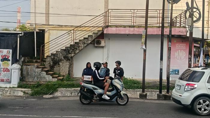 Sejumlah mahasiswa Banggai menggalang dana di Jenderal Sudirman