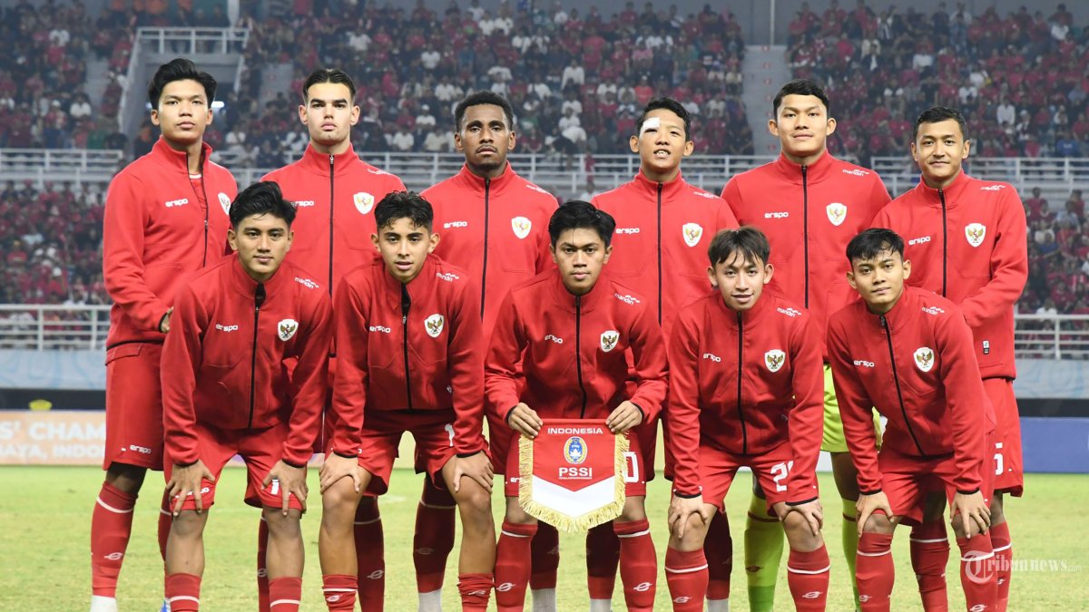 Pemain Timnas Indonesia U-19 jelang pertandingan laga final melawan Timnas Thailand yang berlangsung di Stadion Gelora Bung Tomo (GBT) Surabaya, Senin (29/7/2024). Pada final Asean U-19 Boy's Championship  2024 Timnas Indonesia berhasil menundukkan Timnas Thailand 0-1 melalui gol tunggal yang diciptakan Jens Raven pada babak pertama. SURYA/HABIBUR ROHMAN