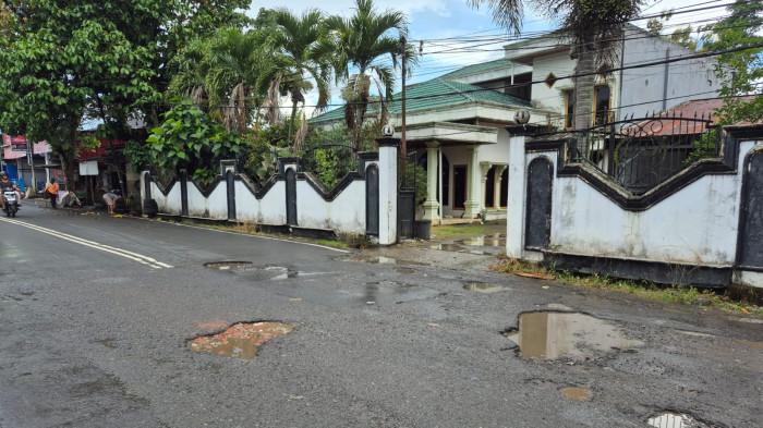 jalan berlubang di Kelurahan Gogagoman, Kotamobagu, Senin 1 Juni 2026 as