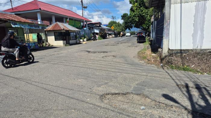 jalan berlubang di Kelurahan Gogagoman, Kotamobagu sadgha