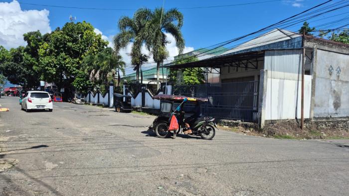 jalan berlubang di Kelurahan Gogagoman, Kotamobagu, Senin 1 Juni 2026. adg