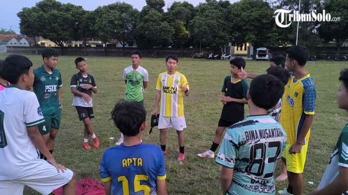 Siswa sekolah sepak bola (SSB) Bina Nusantara 2