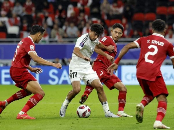 Penyerang timnas Irak milik Como, Ali Jasim (tengah), masuk skuad Piala Dunia 2026.