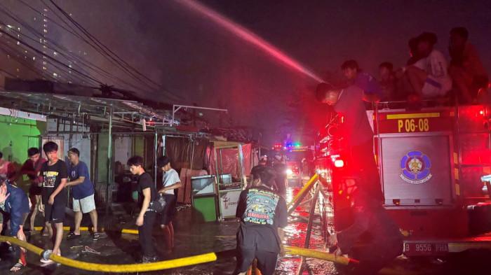 KEBAKARAN KEMAYORAN – Petugas Gulkarmat Jakarta Pusat dibantu warga berjibaku memadamkan kobaran api dalam kebakaran pemukiman padat di kawasan Kebon Kosong, Kemayoran, Jakarta Pusat, Senin (1/6/2026) malam. Sebanyak 35 unit armada mobil pemadam dikerahkan ke lokasi untuk menjinakkan si jago merah yang diduga dipicu oleh ledakan tabung gas dari salah satu warung makan.