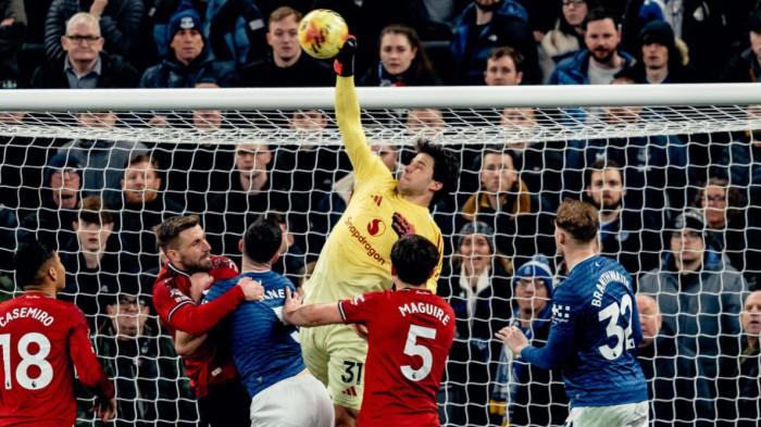 MENINJU BOLA - Aksi kiper Manchester United, Senne Lammens meninju bola dalam pertandingan Liga Inggris antara Manchester United vs Everton. Kini performa ciamik Lammens membuat Setan Merah bakal melepas empat kiper di musim panas mendatang.