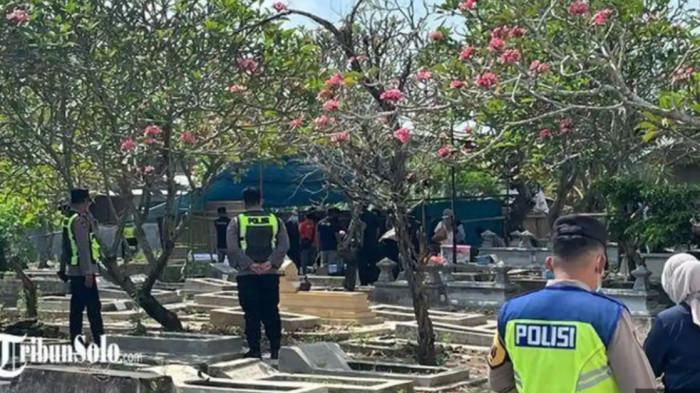 PROSES EKSHUMASI - Polisi melakukan ekshumasi makam wanita yang diduga korban keracunan di Dukuh/Desa Sindon, Kecamatan Ngemplak, Kabupaten Boyolali, Sabtu (30/5/2026).