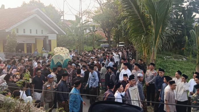 Tangis mengiringi langkah terakhir KH Adib Rofiuddin Izza di Buntet Pesantren, Desa Mertapada Kulon,  Kecamatan Astanajapura, Kabupaten Cirebon, Senin (1/6/2026). Sejak keranda jenazah diangkat dari rumah duka hingga perjalanan menuju kompleks pemakaman keluarga, ribuan pelayat memadati gang-gang sempit di lingkungan pesantren yang selama puluhan tahun menjadi tempat pengabdian ulama kharismatik tersebut.