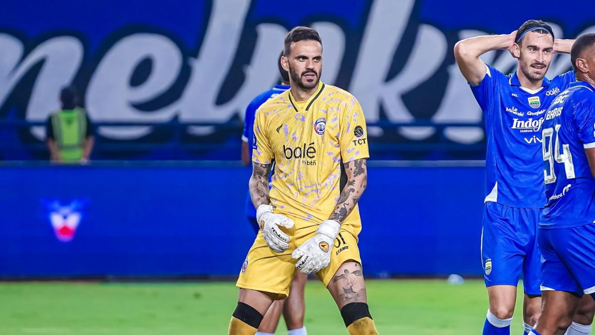 SUPER LEAGUE - Potret kiper asing Arema FC, Lucas Frigeri saat berhadapan dengan Persib Bandung dalam lanjutan pekan 29 Super League 2025/2026 di Stadion Gelora Bandung Lautan Api, Bandung, Jawa Barat, 24 April 2026.