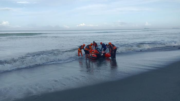 EVAKUASI JENAZAH - Tim SAR Gabungan bersama relawan dan petugas PMI mengevakuasi jenazah Muhamad Sultan Khalis Gani (18) setelah ditemukan dalam operasi pencarian di Pantai Sunua, Kabupaten Padang Pariaman, Senin (1/6/2026). Korban sebelumnya dilaporkan hilang akibat terseret ombak saat mandi bersama teman-temannya di kawasan pantai tersebut.