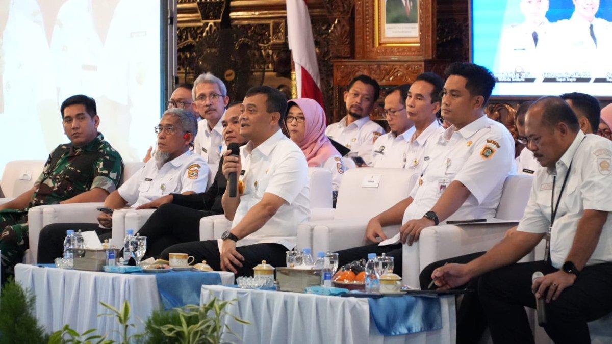 VIRAL AHMAD LUTHFI - Jawaban Gubernur Jateng Ahmad Luthfi viral saat Wabup Blora minta perbaikan jalan, sebut bukan prioritas
