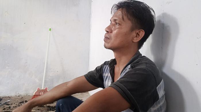 KEBAKARAN RUMAH -- Rahman Abdullah, korban kebakaran rumah di Kelurahan Pohe, Kota Gorontalo, hanya bisa pasrah. Ia kini memilih tinggal di rumah kerabatnya. (Sumber: TribunGorontalo.com/Jefry Potabuga)