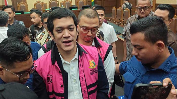 VONIS KERRY RIZA - Terdakwa beneficial owner PT Orbit Terminal Merak (OTM) Muhammad Kerry Adrianto Riza, setelah sidang putusan perkara dugaan korupsi tata kelola minyak mentah dan produk kilang pada PT Pertamina periode 2018-2023, PN Tipikor Jakpus, Jumat (27/2/2026) dini hari.