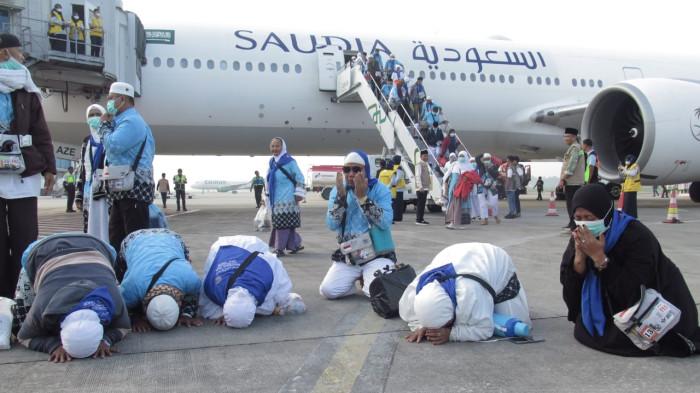 SUJUD SYUKUR --- Sejumlah jemaah haji asal OKU Timur Sumsel yang tergabung dalam Kloter pertama tiba di Bandara Internasional Sultan Mahmud Badaruddin II Palembang, Selasa (2/6/2026), pukul 06.38. Mereka langsung sujud syukur sebagai ungkapan syukur tiba selamat di Tanah Air setelah menunaikan ibadah haji. Setelah itu menggunakan bus jemaah haji ini langsung ke Asrama Haji Debarkasi Haji Palembang.