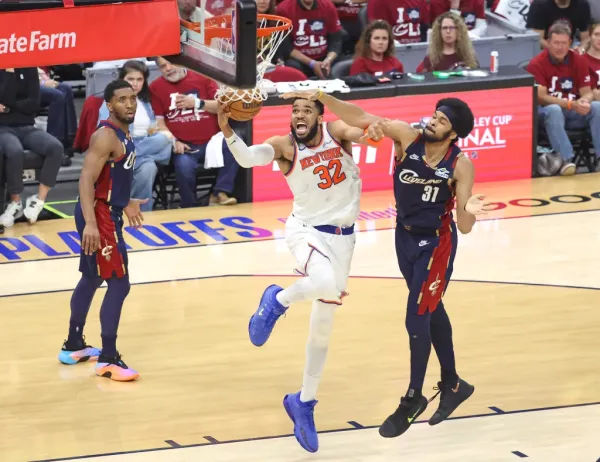 Knicks center Karl-Anthony Towns (32) goes up for a shot as Cleveland Cavaliers center Jarrett Allen (31) jumps to defend during the fourth quarter.