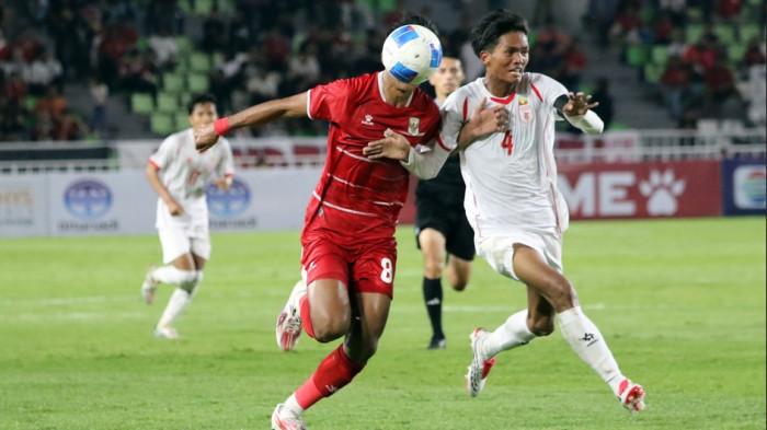 INDONESIA VS MYANMAR - Pesepakbola timnas Indonesia Arkhan Kaka (kiri) berusaha melawati kawalan pesepakbola timnas Myanmar pada pertandingan pembukaan AFF U-19, di Stadion Utama Sumatra Utara, Deliserdang, Senin (1/6/2026). Hasil akhir pertandingan, punggawa Indonesia berhasil menang Myanmar dengan skor 3-0. 