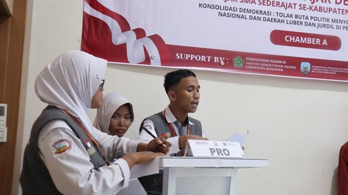 DEBAT PELAJAR - Peserta Debat Pelajar Demokrasi ke-4 Bawaslu Nunukan beradu argumentasi terkait isu demokrasi dan politik di wilayah perbatasan. Sebanyak 26 sekolah SMA, SMK, dan MA se-Kabupaten Nunukan mengikuti kompetisi yang mengusung tema 