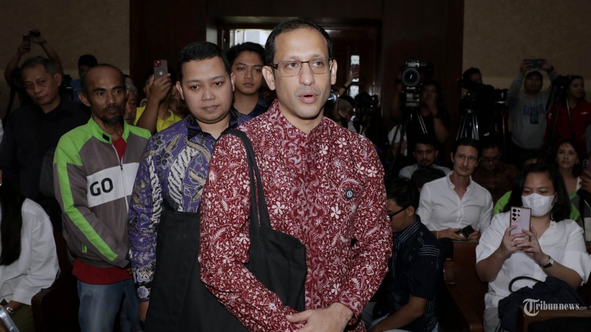 SIDANG TUNTUTAN - Terdakwa kasus dugaan korupsi pengadaan Chromebook dalam program digitalisasi pendidikan di Kemendikbudristek Nadiem Makarim menjalani sidang tuntutan di Pengadilan Tipikor, Jakarta Rabu (13/5/2026). Jaksa Penuntut Umum menuntut Nadiem Makarim dengan 18 tahun penjara dan denda sebesar Rp 1 miliar subsider 190 hari kurungan. Selain itu, Jaksa Penuntut Umum juga menuntut Nadiem Makarim untuk membayar uang pengganti sebesar Rp 809.596.125.000 (809 miliar) dan Rp 4.871.469.603.758 (4,8 triliun) atau total senilai Rp 5.681.066.728.758. (5,6 triliun). TRIBUNNEWS/IRWAN RISMAWAN