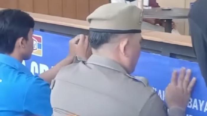 PARKIR LIAR - Potret spanduk parkir gratis terpampang di depan Indomaret Evakuasi Kota Cirebon, namun masih terdapat juru parkir yang berjaga, Selasa (2/6/2026).