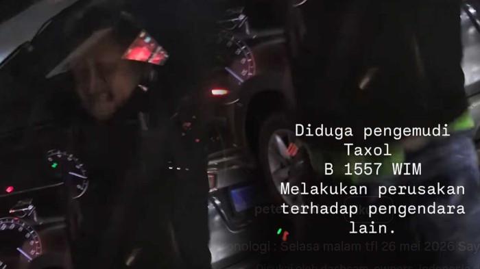 SOPIR TAKSI ONLINE DI JORR - Sopir taksi online merusak spion mobil pengendara lain setelah terlibat cekcok di ruan Jalan Tol JORR di wilayah Pondok Pinang, Kebayoran Lama, Jakarta Selatan./Istimewa