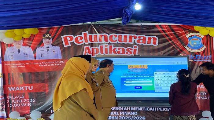 APLIKASI STIMULUS -- Peluncuran serta simulasi penggunaan aplikasi Stimulus untuk melihat pengumuman kelulusan untuk SD dan SMP di Kota Pangkalpinang, disaksikan langsung oleh Wali Kota dan Wakil Wali Kota Pangkalpinang, Selasa (2/6/2026) di SMPN 10 Pangkalpinang.