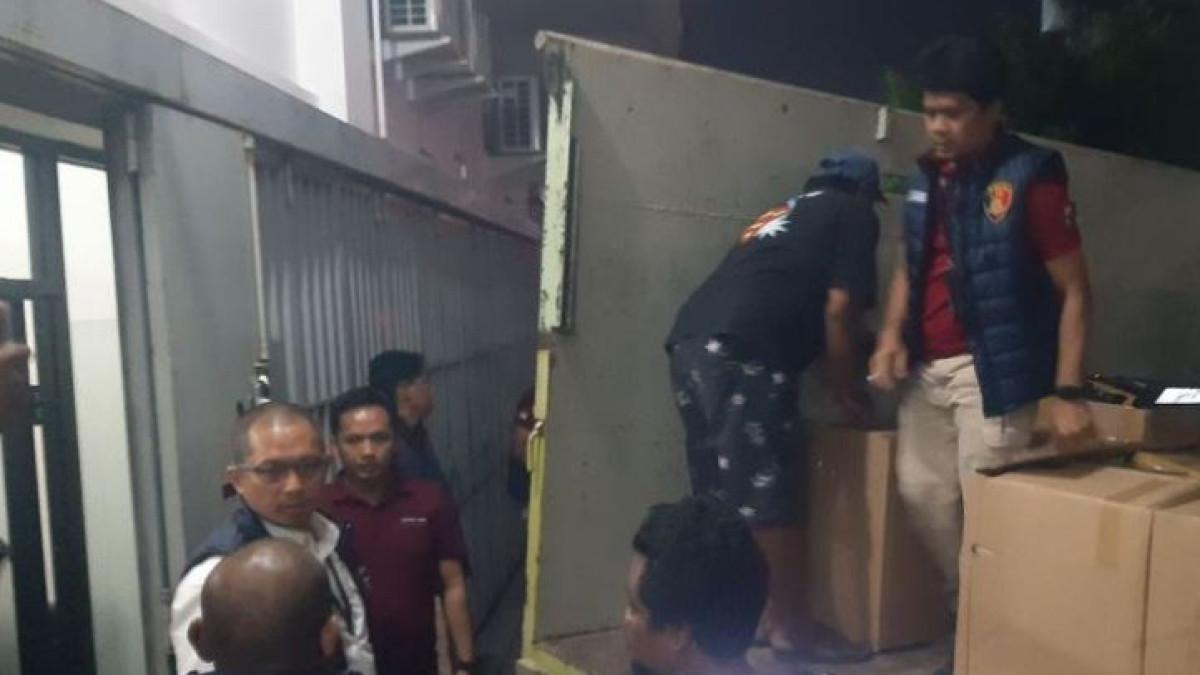 PENIPUAN - Petugas memasukkan barang bukti dalam penggeledahan dan penyitaan kasus dugaan sindikat penipuan internasional berkedok investasi kripto di Solo Baru, Kabupaten Sukoharjo, Jawa Tengah, Senin (25/5/2026) malam.