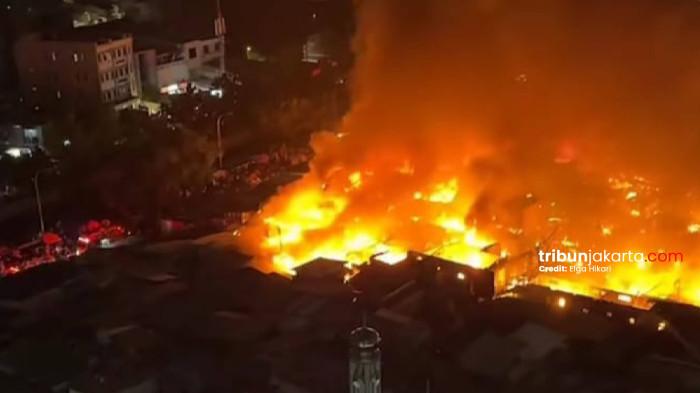 KEBAKARAN - Tangkap layar video yang menggambarkan kondisi api berkobar dalam kebakaran di kawasan Kemayoran Gempol, Jakarta Pusat, Senin (1/6/2026) malam.
