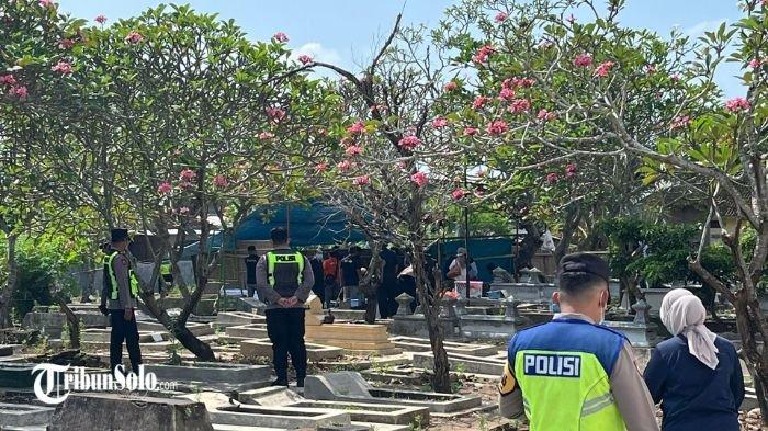 PROSES EKSHUMASI - Polisi melakukan ekshumasi makam wanita yang diduga korban keracunan di Dukuh/Desa Sindon, Kecamatan Ngemplak, Kabupaten Boyolali, Sabtu (30/5/2026). Wanita berinisial A (57) yang telah dimakamkan pada Selasa (19/5) itu diduga meninggal karena keracunan, setelah memakan sate ayam yang dikirim oleh anak menantunya yang tinggal di Kartasura.