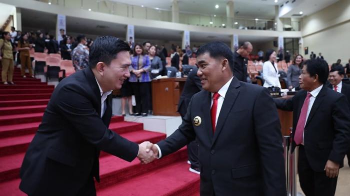 Yulius Selvanus Komaling (YSK) dalam Rapat Paripurna