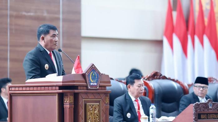 Yulius Selvanus Komaling (YSK) dalam Rapat Paripurna DPRD Sulut xx