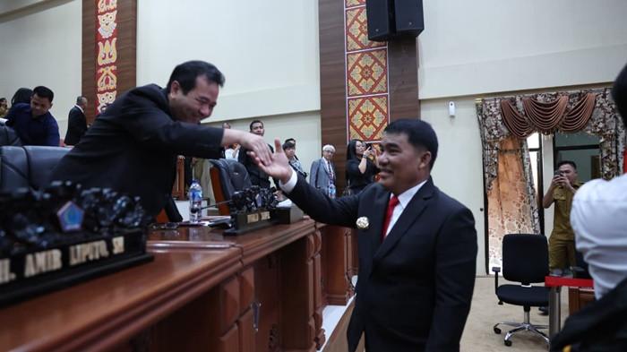 Yulius Selvanus Komaling (YSK) dalam Rapat Paripurna sd